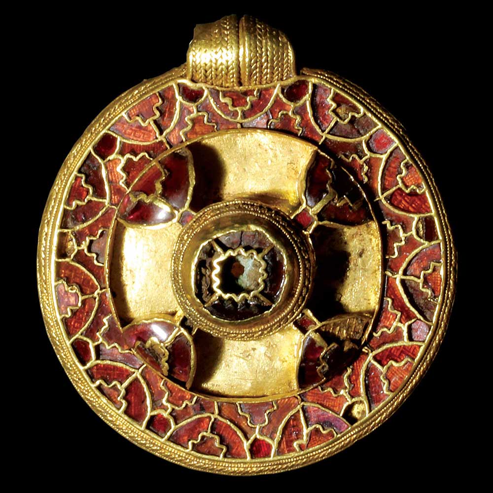 Gold and garnet-inlaid pendant